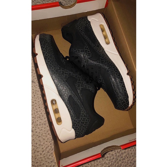 Nike Shoes - Women’s air max 90
